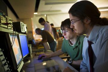 Electrical engineering students use computers.