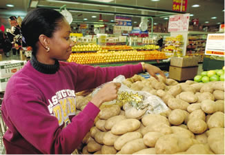 USDA Photo by Ken Hammond: shopping for produce at the supermarket